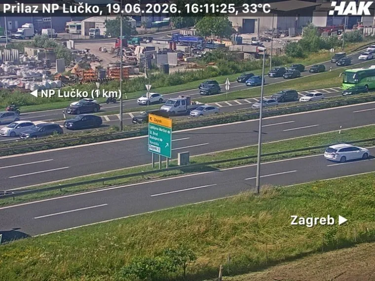 Gužve, kolone, prometne nesreće i ulje na cesti: HAK izdao upozorenje