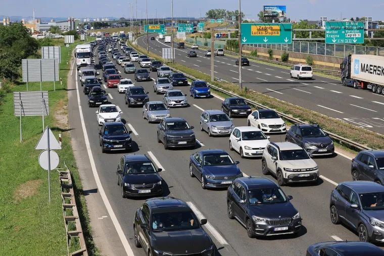 Gužve, kolone, prometne nesreće i ulje na cesti: HAK izdao upozorenje