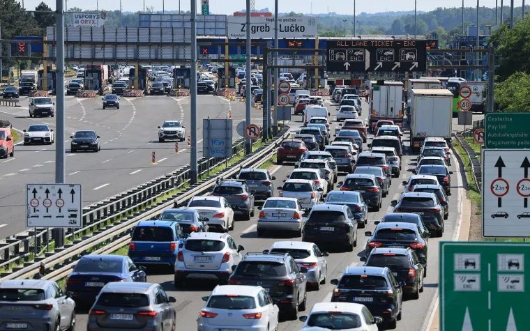 Gužve, kolone, prometne nesreće i ulje na cesti: HAK izdao upozorenje