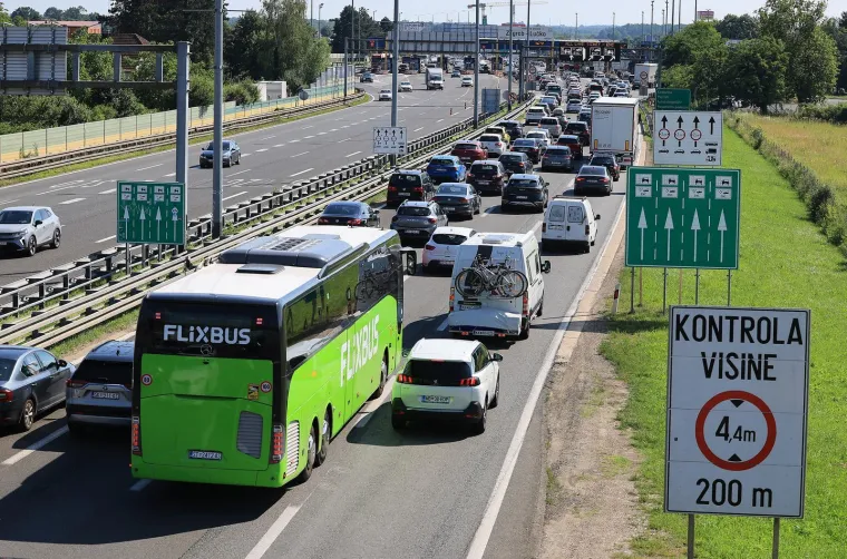 Gužve, kolone, prometne nesreće i ulje na cesti: HAK izdao upozorenje