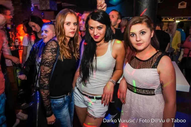 Dugokose djevojke u jarkim bojama krale poglede: Pogledajte kako se te večeri partijalo