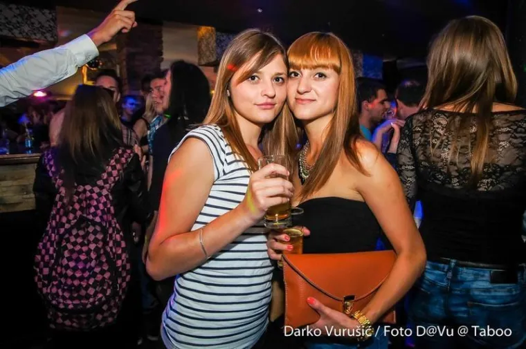 Dugokose djevojke u jarkim bojama krale poglede: Pogledajte kako se te večeri partijalo