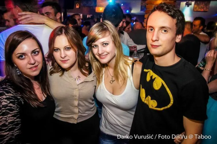 Dugokose djevojke u jarkim bojama krale poglede: Pogledajte kako se te večeri partijalo