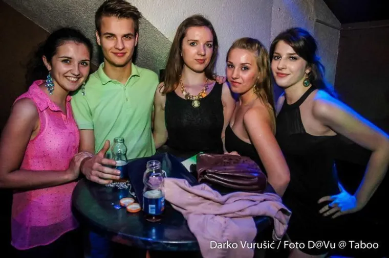 Dugokose djevojke u jarkim bojama krale poglede: Pogledajte kako se te večeri partijalo