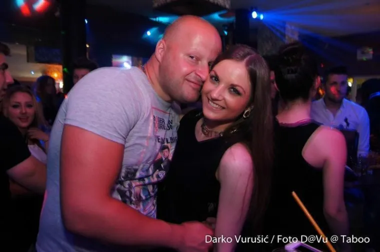 Dugokose djevojke u jarkim bojama krale poglede: Pogledajte kako se te večeri partijalo