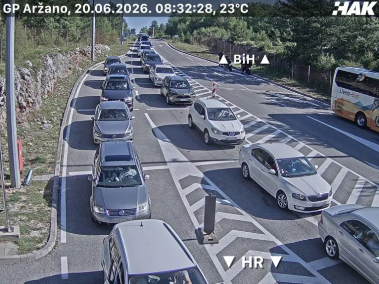 Gužve prema Jadranu: Kolone vozila protežu se kilometrima