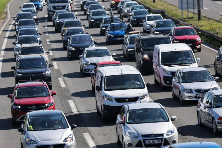 Gužve prema Jadranu: Kolone vozila protežu se kilometrima