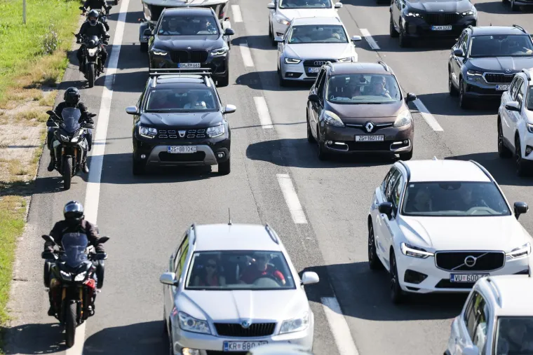 Gužve prema Jadranu: Kolone vozila protežu se kilometrima