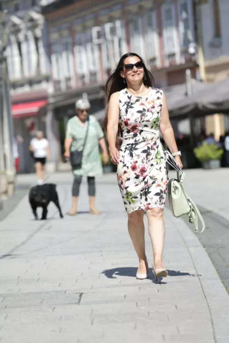 Visoki prorez, uska suknja i vitke noge: Dama u bijelom mamila poglede u sredi&scaron;tu Čakovca
