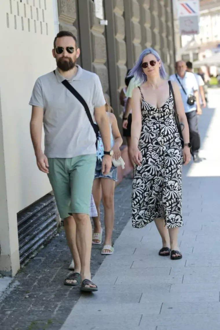 Visoki prorez, uska suknja i vitke noge: Dama u bijelom mamila poglede u sredi&scaron;tu Čakovca