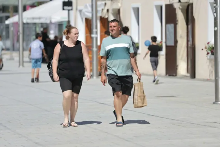Visoki prorez, uska suknja i vitke noge: Dama u bijelom mamila poglede u sredi&scaron;tu Čakovca