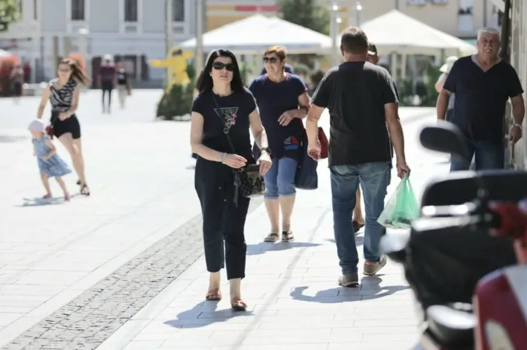 Visoki prorez, uska suknja i vitke noge: Dama u bijelom mamila poglede u sredi&scaron;tu Čakovca