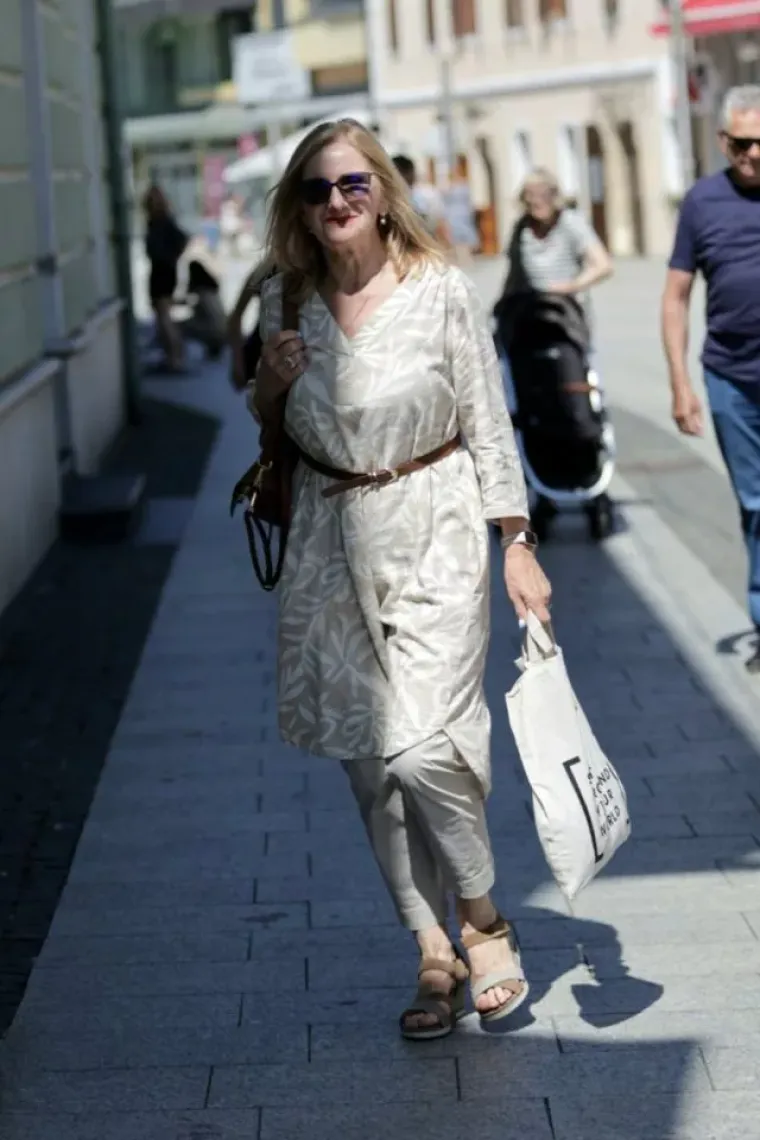 Visoki prorez, uska suknja i vitke noge: Dama u bijelom mamila poglede u sredi&scaron;tu Čakovca