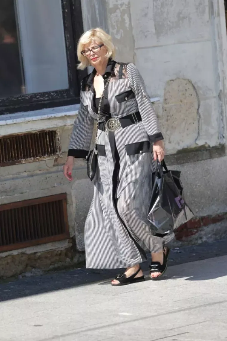 Visoki prorez, uska suknja i vitke noge: Dama u bijelom mamila poglede u sredi&scaron;tu Čakovca