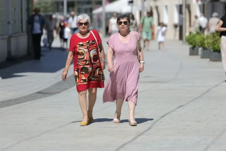 Visoki prorez, uska suknja i vitke noge: Dama u bijelom mamila poglede u sredi&scaron;tu Čakovca