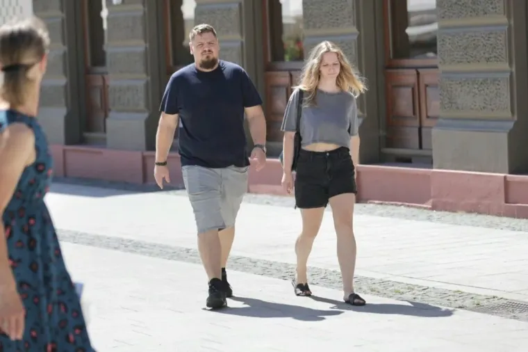 Visoki prorez, uska suknja i vitke noge: Dama u bijelom mamila poglede u sredi&scaron;tu Čakovca