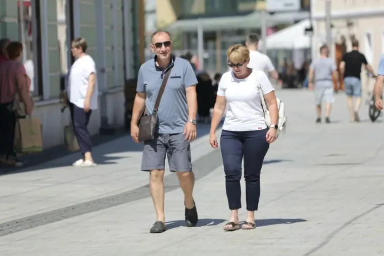 Visoki prorez, uska suknja i vitke noge: Dama u bijelom mamila poglede u sredi&scaron;tu Čakovca
