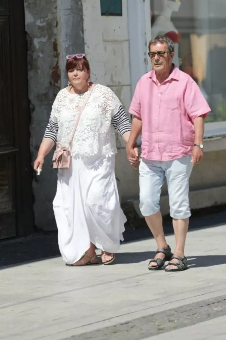 Visoki prorez, uska suknja i vitke noge: Dama u bijelom mamila poglede u sredi&scaron;tu Čakovca