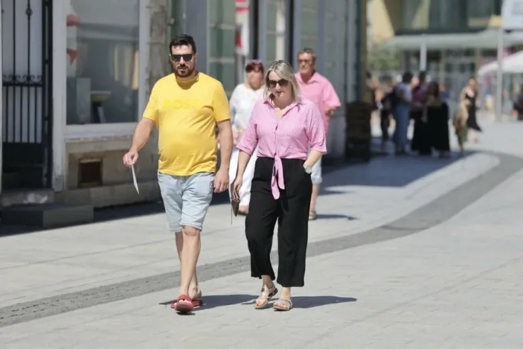 Visoki prorez, uska suknja i vitke noge: Dama u bijelom mamila poglede u sredi&scaron;tu Čakovca