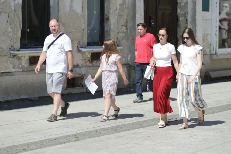 Visoki prorez, uska suknja i vitke noge: Dama u bijelom mamila poglede u sredi&scaron;tu Čakovca