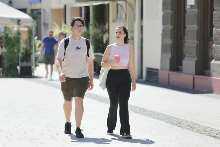 Visoki prorez, uska suknja i vitke noge: Dama u bijelom mamila poglede u sredi&scaron;tu Čakovca