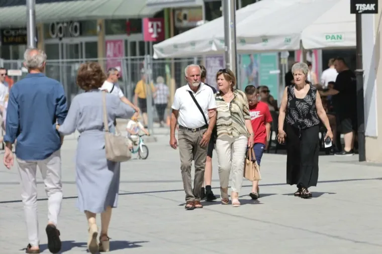 Visoki prorez, uska suknja i vitke noge: Dama u bijelom mamila poglede u sredi&scaron;tu Čakovca