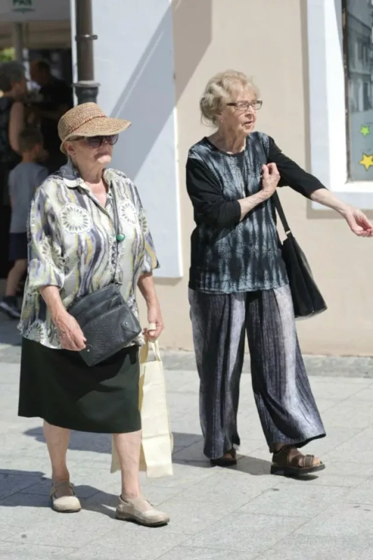 Visoki prorez, uska suknja i vitke noge: Dama u bijelom mamila poglede u sredi&scaron;tu Čakovca