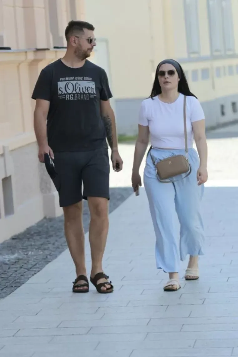 Visoki prorez, uska suknja i vitke noge: Dama u bijelom mamila poglede u sredi&scaron;tu Čakovca