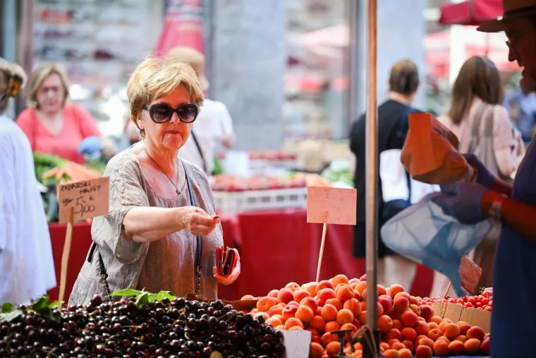Tre&scaron;nje 4, breskve 5 eura: Ovo su cijene na Dolcu, jedan &scaron;tand rasprodao sve do 11 sati