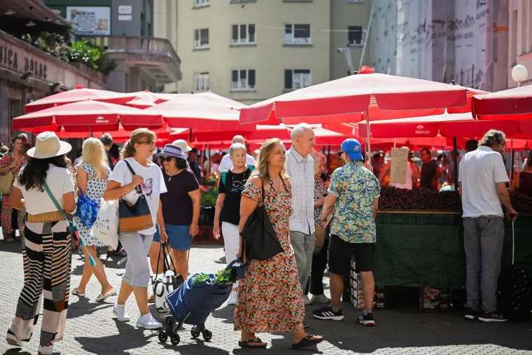 Tre&scaron;nje 4, breskve 5 eura: Ovo su cijene na Dolcu, jedan &scaron;tand rasprodao sve do 11 sati