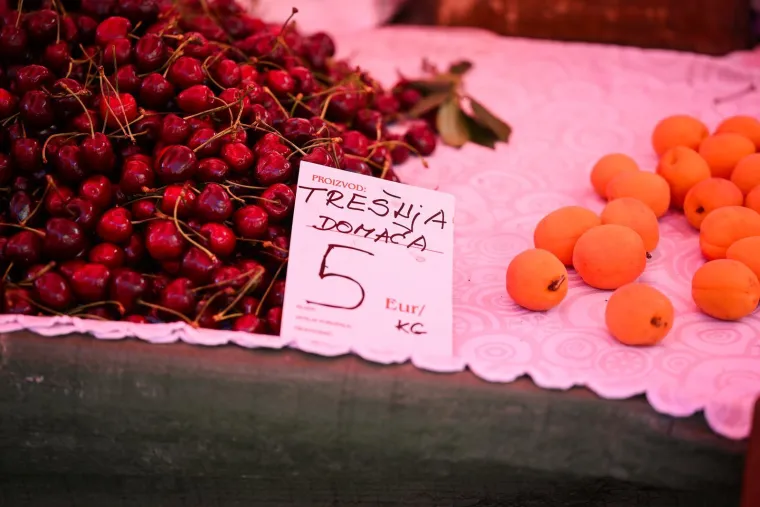 Tre&scaron;nje 4, breskve 5 eura: Ovo su cijene na Dolcu, jedan &scaron;tand rasprodao sve do 11 sati