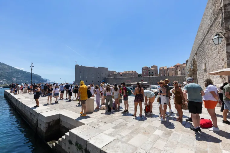 More je danas glavno okupljali&scaron;te, blago onima koji su tamo! Ovo su scene iz Splita i Dubrovnika