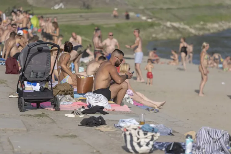 Istok Hrvatske gori: Zgodne legice mamile poglede na omiljenom kupali&scaron;tu