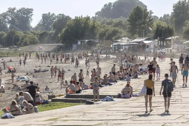 Istok Hrvatske gori: Zgodne legice mamile poglede na omiljenom kupali&scaron;tu