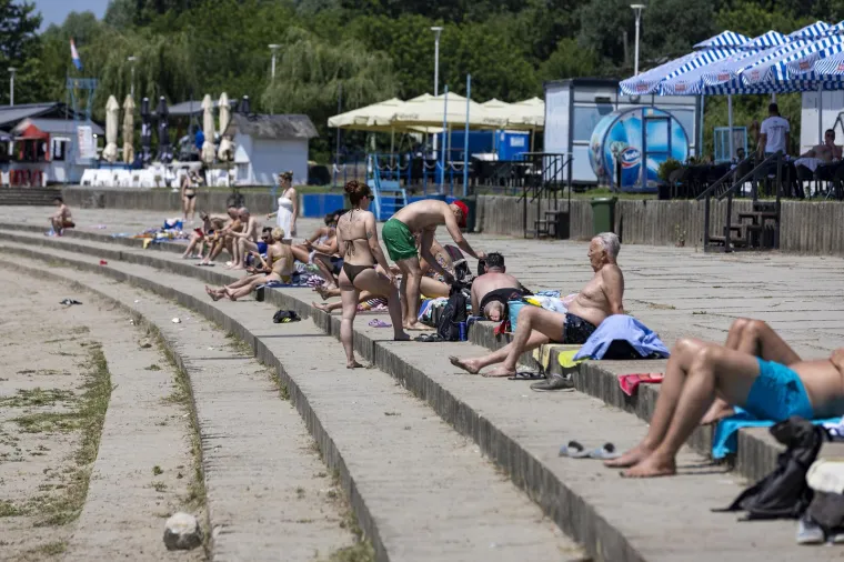 Paklene vrućine, a plaže se pune: Pogledajte kako je izgledao prvi dan ljeta diljem Hrvatske