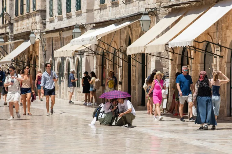 Paklene vrućine, a plaže se pune: Pogledajte kako je izgledao prvi dan ljeta diljem Hrvatske