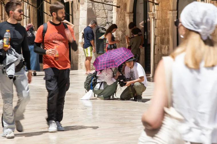 Paklene vrućine, a plaže se pune: Pogledajte kako je izgledao prvi dan ljeta diljem Hrvatske