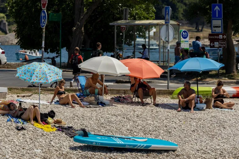Paklene vrućine, a plaže se pune: Pogledajte kako je izgledao prvi dan ljeta diljem Hrvatske