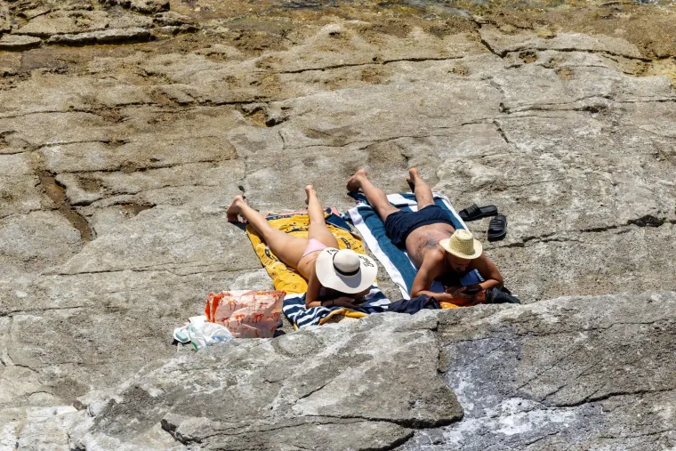 Paklene vrućine, a plaže se pune: Pogledajte kako je izgledao prvi dan ljeta diljem Hrvatske