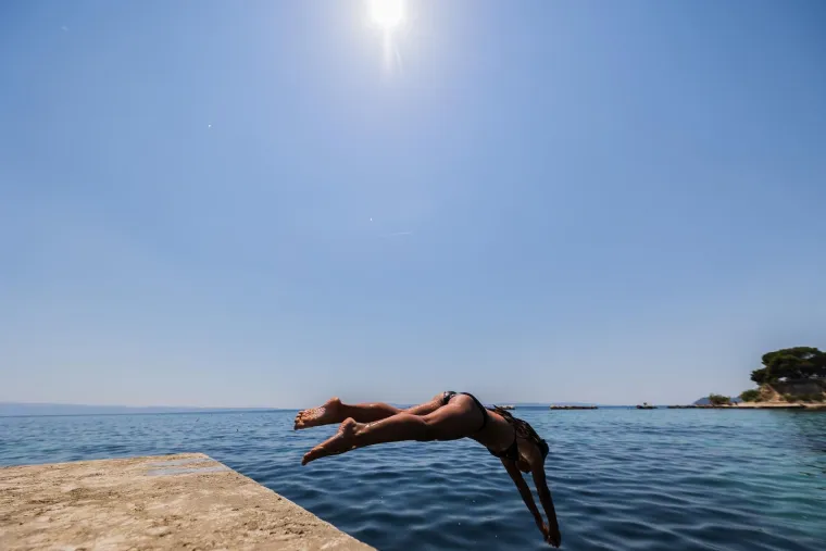 Paklene vrućine, a plaže se pune: Pogledajte kako je izgledao prvi dan ljeta diljem Hrvatske