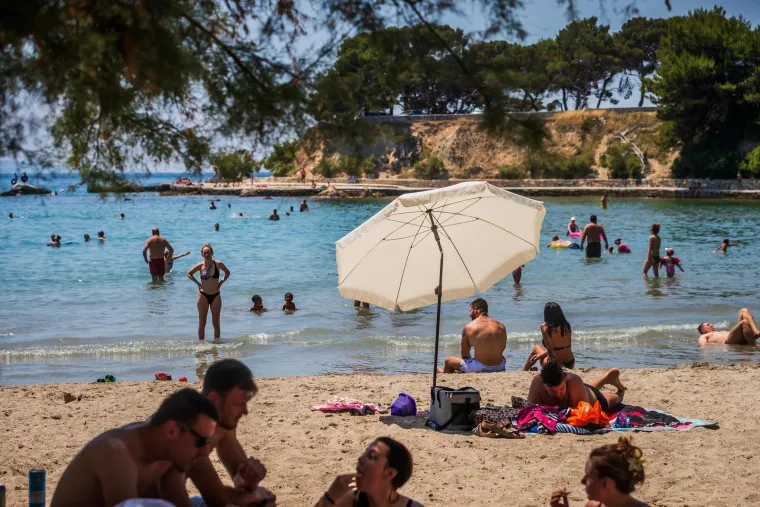 Paklene vrućine, a plaže se pune: Pogledajte kako je izgledao prvi dan ljeta diljem Hrvatske