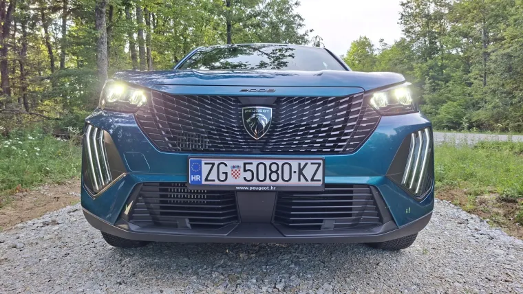 &Scaron;minker s karakterom ili najbolji gradski SUV? Vozili smo Peugeot 2008 Hybrid
