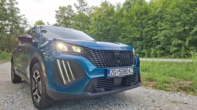 &Scaron;minker s karakterom ili najbolji gradski SUV? Vozili smo Peugeot 2008 Hybrid