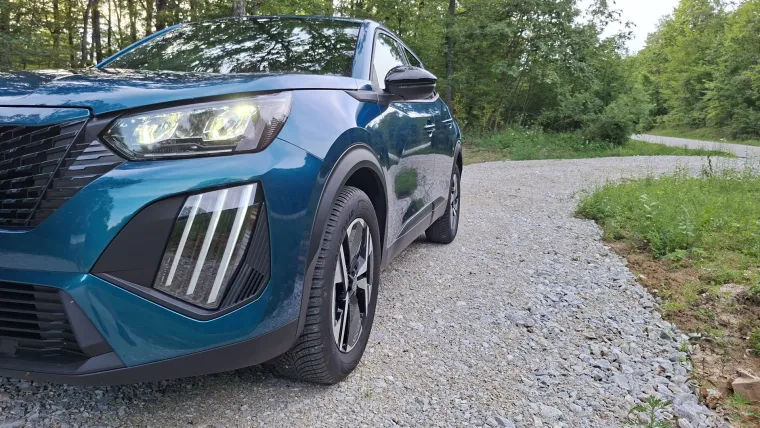 &Scaron;minker s karakterom ili najbolji gradski SUV? Vozili smo Peugeot 2008 Hybrid
