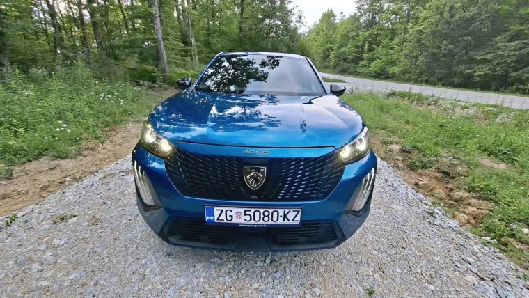 &Scaron;minker s karakterom ili najbolji gradski SUV? Vozili smo Peugeot 2008 Hybrid