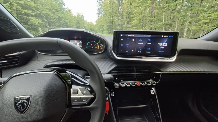 &Scaron;minker s karakterom ili najbolji gradski SUV? Vozili smo Peugeot 2008 Hybrid