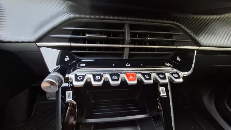 &Scaron;minker s karakterom ili najbolji gradski SUV? Vozili smo Peugeot 2008 Hybrid