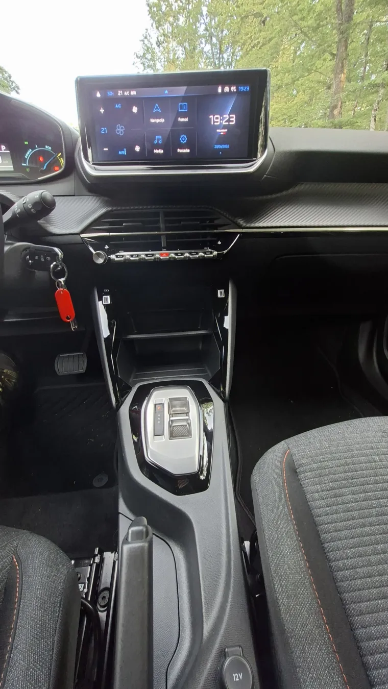 &Scaron;minker s karakterom ili najbolji gradski SUV? Vozili smo Peugeot 2008 Hybrid