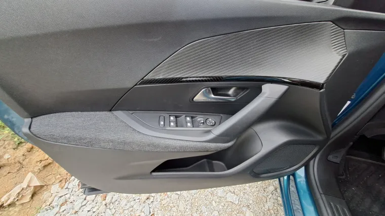 &Scaron;minker s karakterom ili najbolji gradski SUV? Vozili smo Peugeot 2008 Hybrid