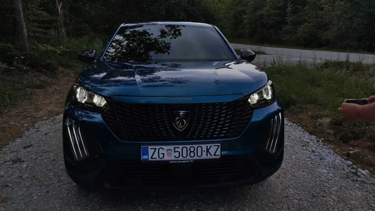 &Scaron;minker s karakterom ili najbolji gradski SUV? Vozili smo Peugeot 2008 Hybrid